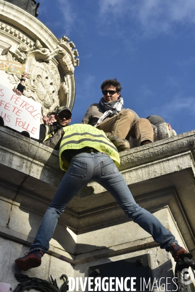 Marche du siècle pour le climat. March of century for climate, with youth.