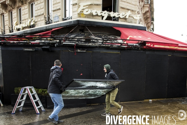 Les Champs Elysées au lendemain de la violente manifestation des gilets jaunes.