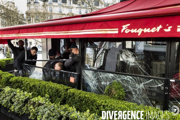 Les Champs Elysées au lendemain de la violente manifestation des gilets jaunes.