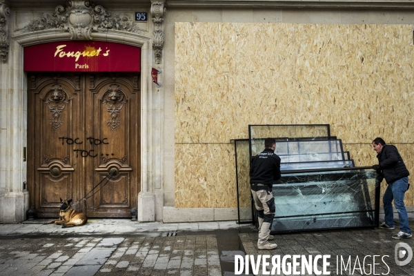 Les Champs Elysées au lendemain de la violente manifestation des gilets jaunes.