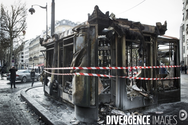 Les Champs Elysées au lendemain de la violente manifestation des gilets jaunes.