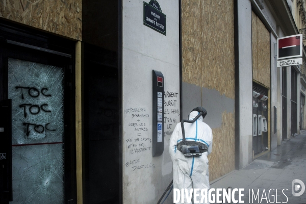 Les Champs Elysées au lendemain de la violente manifestation des gilets jaunes.