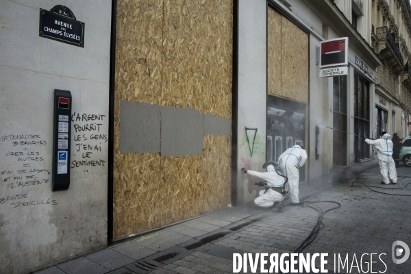 Les Champs Elysées au lendemain de la violente manifestation des gilets jaunes.