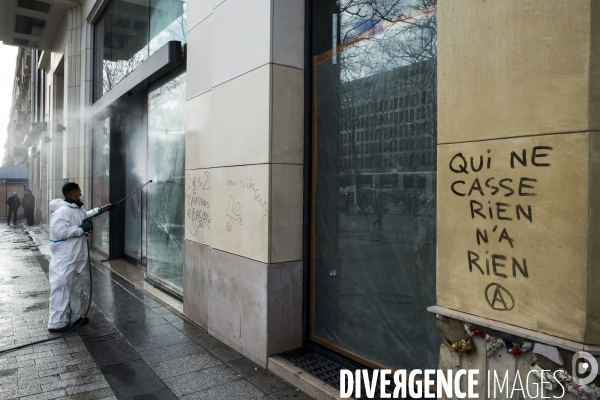 Les Champs Elysées au lendemain de la violente manifestation des gilets jaunes.