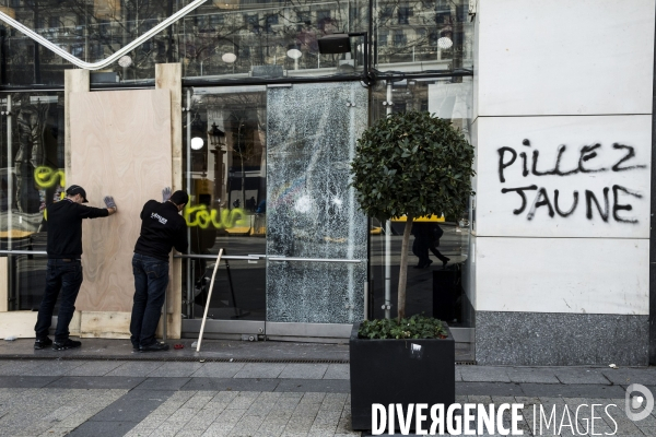 Les Champs Elysées au lendemain de la violente manifestation des gilets jaunes.