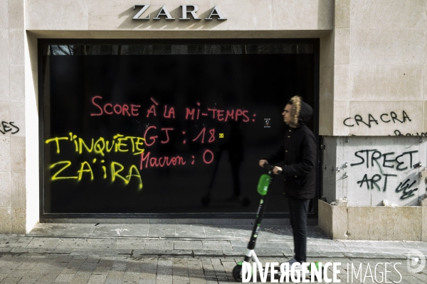 Les Champs Elysées au lendemain de la violente manifestation des gilets jaunes.