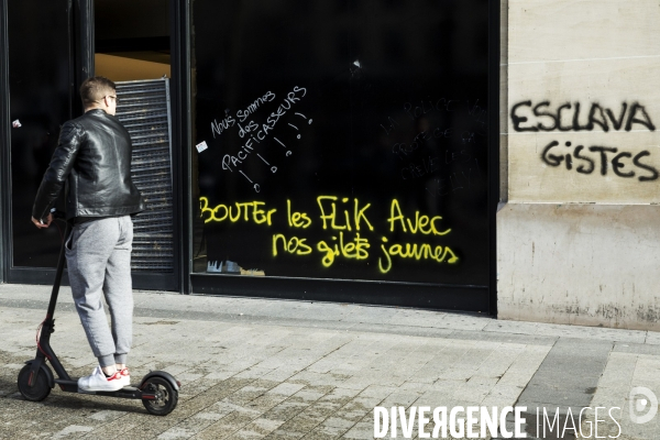 Les Champs Elysées au lendemain de la violente manifestation des gilets jaunes.