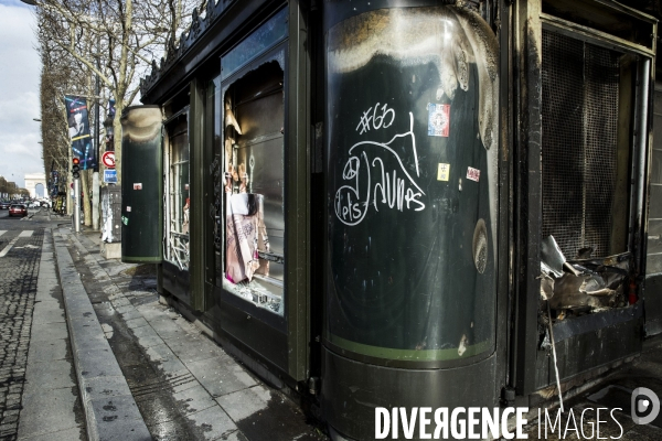 Les Champs Elysées au lendemain de la violente manifestation des gilets jaunes.