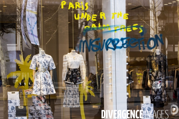 Les Champs Elysées au lendemain de la violente manifestation des gilets jaunes.