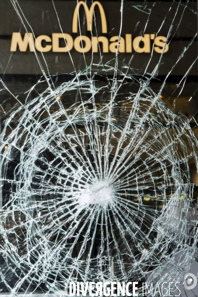 Les Champs Elysées au lendemain de la violente manifestation des gilets jaunes.