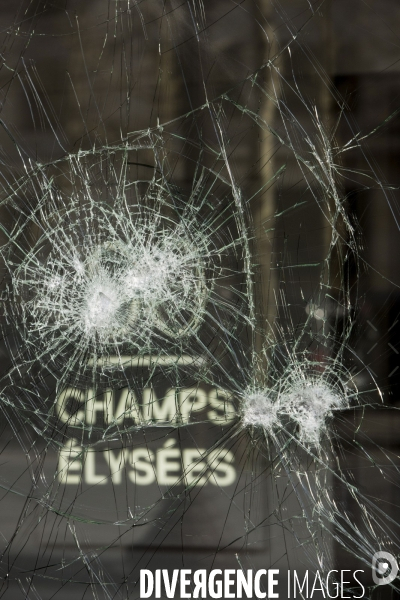 Les Champs Elysées au lendemain de la violente manifestation des gilets jaunes.