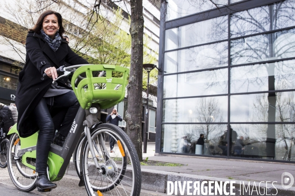 Anne HIDALGO fait du Vélo dans Paris