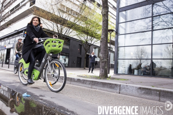 Anne HIDALGO fait du Vélo dans Paris