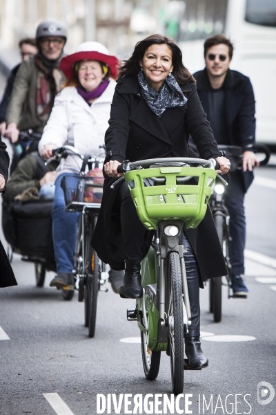 Anne HIDALGO fait du Vélo dans Paris