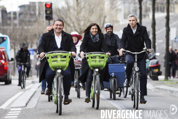 Anne HIDALGO fait du Vélo dans Paris