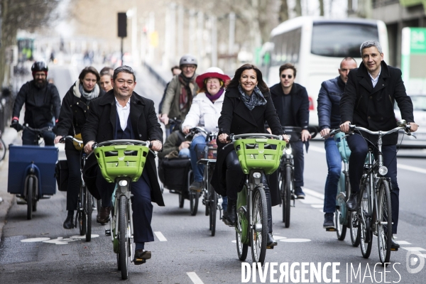 Anne HIDALGO fait du Vélo dans Paris