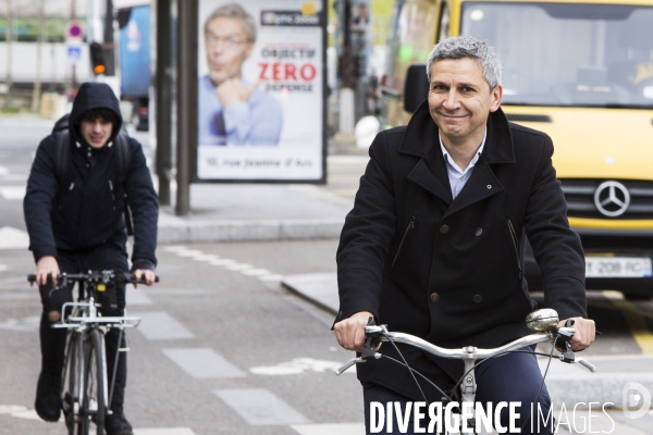 Anne HIDALGO fait du Vélo dans Paris