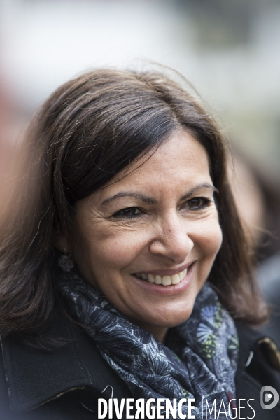 Anne HIDALGO fait du Vélo dans Paris