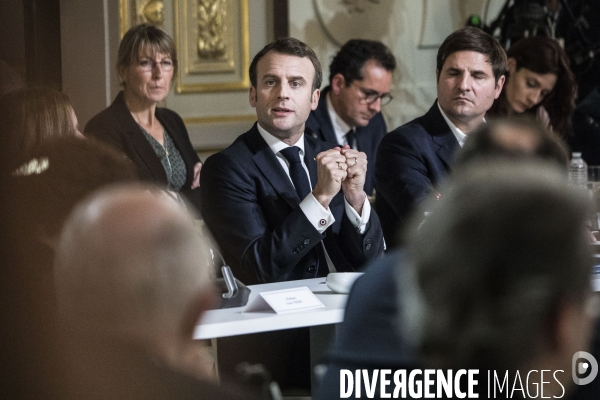 Grand débat, Emmanuel Macron reçoit des intellectuels.