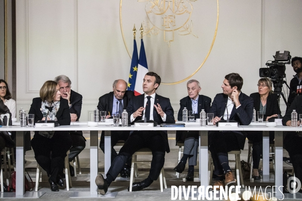 Grand débat, Emmanuel Macron reçoit des intellectuels.