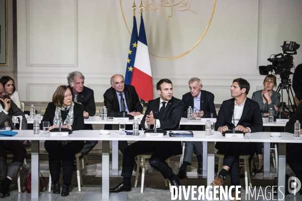 Grand débat, Emmanuel Macron reçoit des intellectuels.