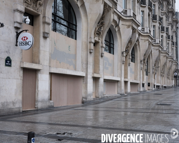 Dispositif de protection d HSBC aux Champs Elysées