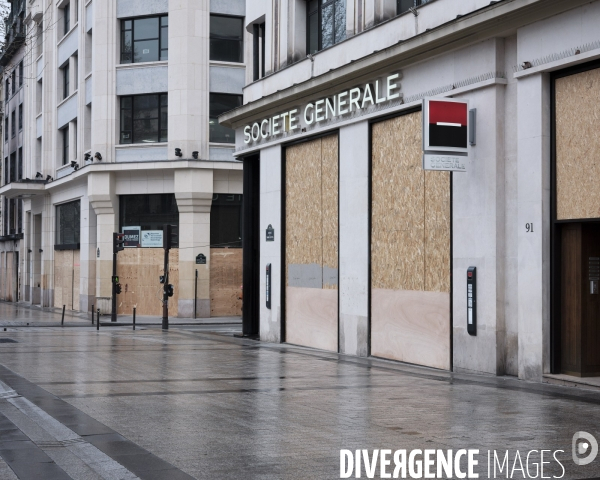 Dispositif de protection de la Société Générale aux Champs Elysées