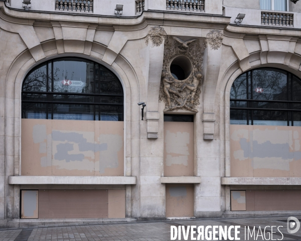 Dispositif de protection d HSBC aux Champs Elysées