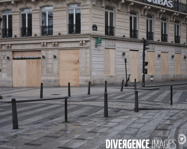 Dispositif de protection de la BNP aux Champs Elysées