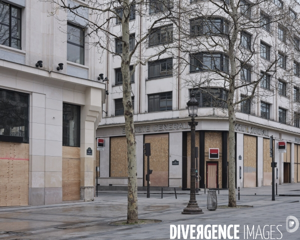 Dispositif de protection de la Société Générale aux Champs Elysées