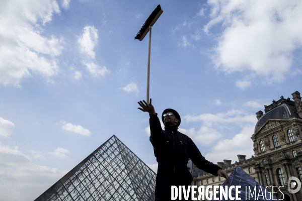 L artiste JR célébre les 30 ans de la pyramide du Louvre