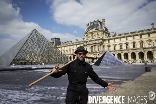 L artiste JR célébre les 30 ans de la pyramide du Louvre