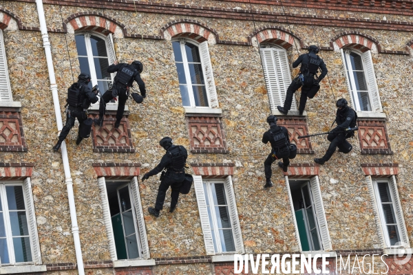 GIGN et RAID, visites de Christophe Castaner et Laurent Nunez.