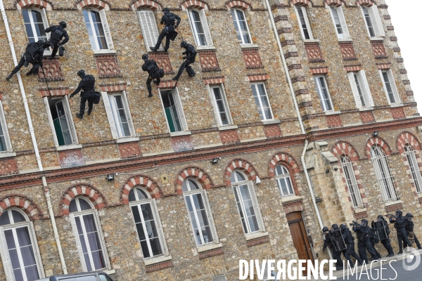 GIGN et RAID, visites de Christophe Castaner et Laurent Nunez.