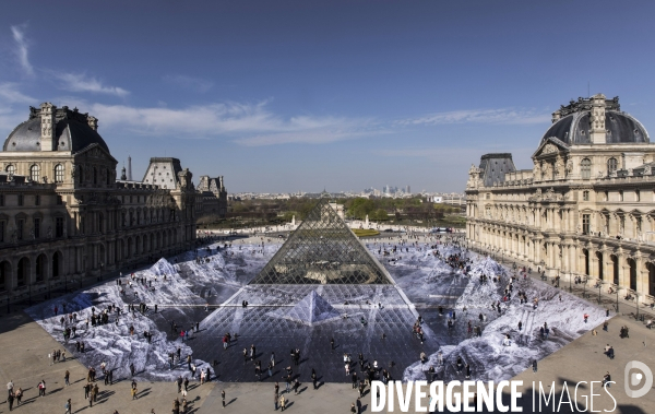 Le secret de la grande pyramide, installation géante de l artiste JR au Louvre.