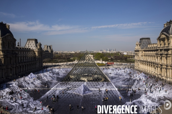 Le secret de la grande pyramide, installation géante de l artiste JR au Louvre.