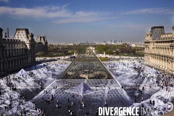 Le secret de la grande pyramide, installation géante de l artiste JR au Louvre.