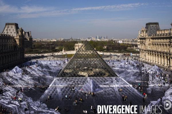 Le secret de la grande pyramide, installation géante de l artiste JR au Louvre.