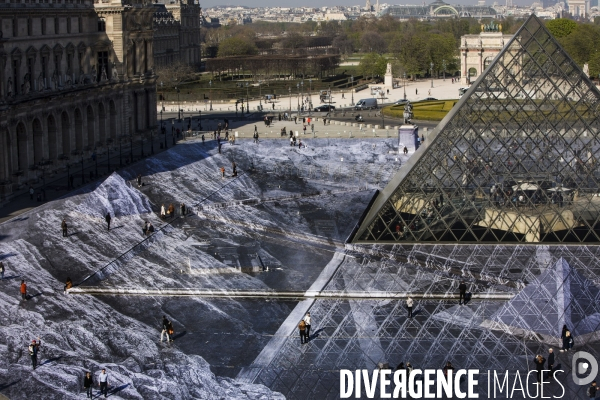 Le secret de la grande pyramide, installation géante de l artiste JR au Louvre.