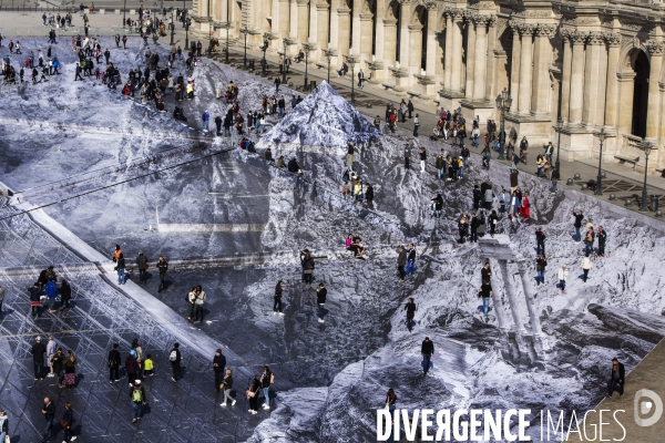 Le secret de la grande pyramide, installation géante de l artiste JR au Louvre.