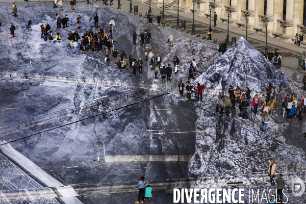 Le secret de la grande pyramide, installation géante de l artiste JR au Louvre.