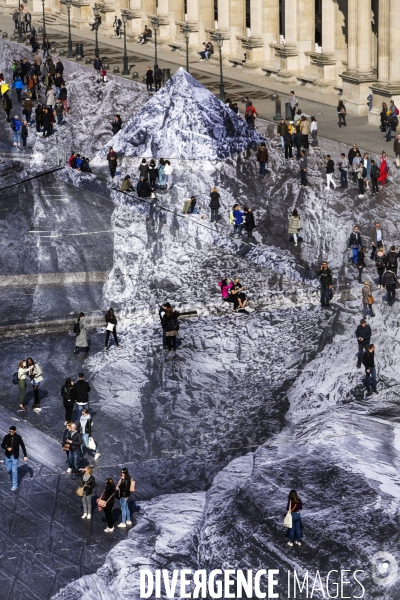 Le secret de la grande pyramide, installation géante de l artiste JR au Louvre.