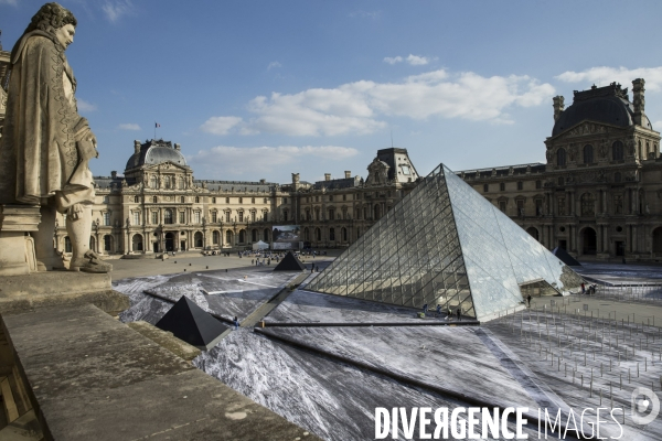 Le secret de la grande pyramide, installation géante de l artiste JR au Louvre.