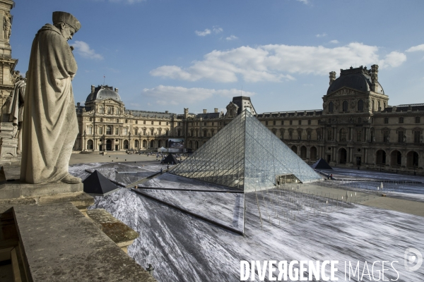 Le secret de la grande pyramide, installation géante de l artiste JR au Louvre.