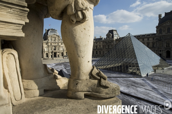 Le secret de la grande pyramide, installation géante de l artiste JR au Louvre.