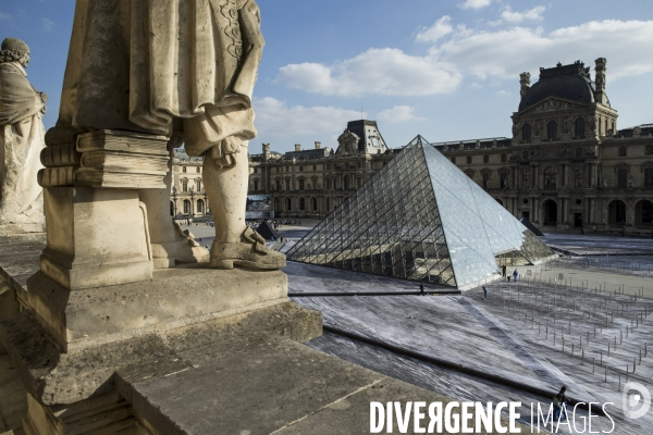 Le secret de la grande pyramide, installation géante de l artiste JR au Louvre.