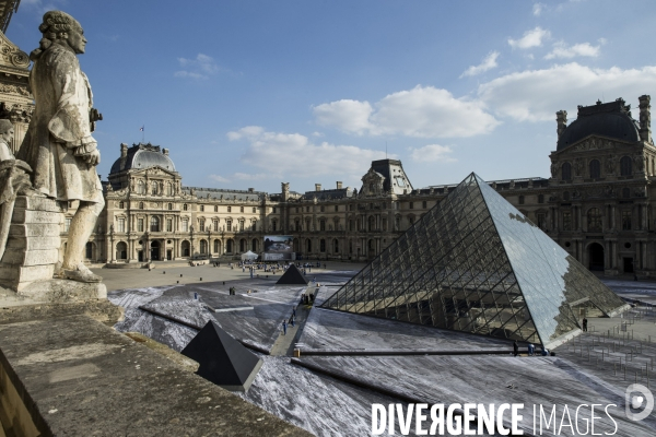 Le secret de la grande pyramide, installation géante de l artiste JR au Louvre.