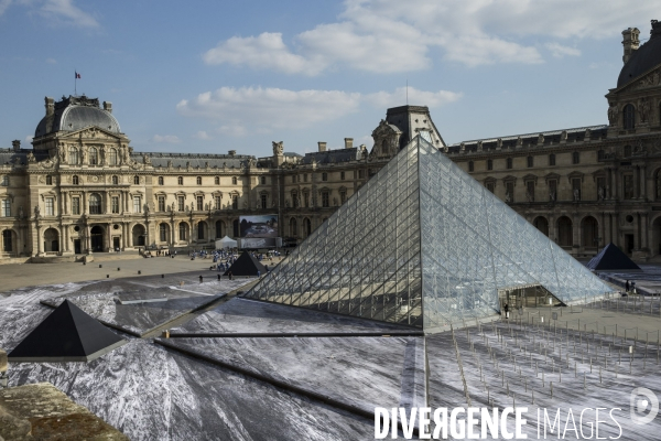 Le secret de la grande pyramide, installation géante de l artiste JR au Louvre.