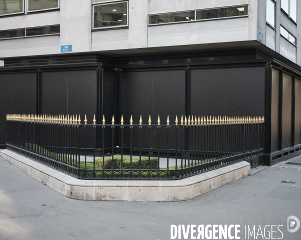 En prévision du mouvement des gilets jaunes, protection des commerces vers les Champs Elysées