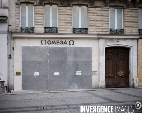 Dispositifs de protection des commerces aux Champs Elysées, Omega
